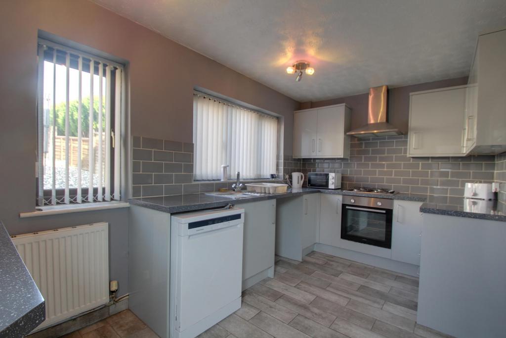 Club Row, Upper Gornal, Dudley 2 bed end of terrace house to rent £