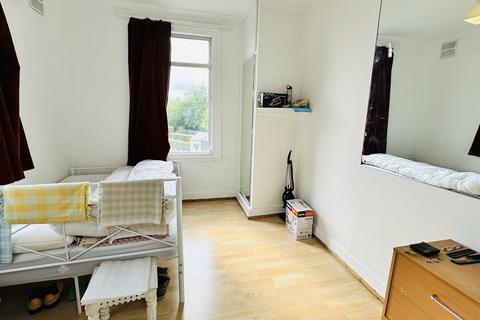 1 bedroom flat for sale, Barham Close, Wembley HA0