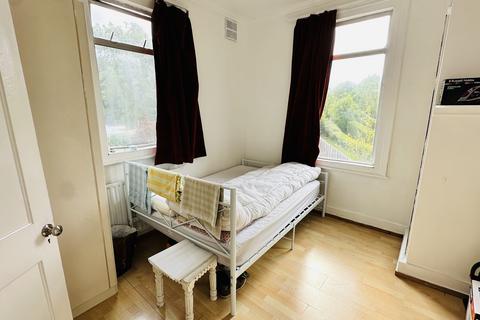 1 bedroom flat for sale, Barham Close, Wembley HA0