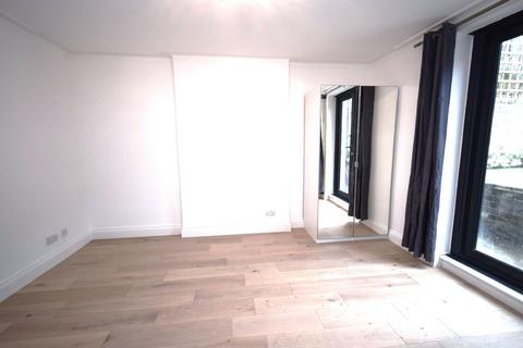 3 bedroom maisonette to rent, Belsize Road, London