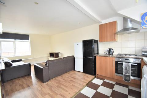 4 bedroom flat to rent, Lawrence Road, Southsea PO5