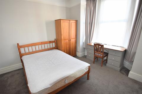 5 bedroom detached house to rent, Delamere Road, Hampshire PO4