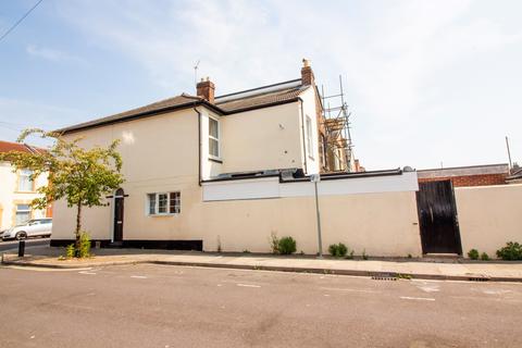 4 bedroom semi-detached house to rent, Cleveland Road, Southsea PO5