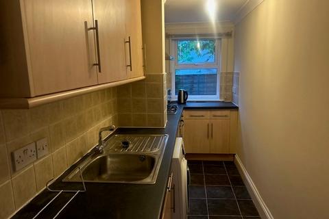 1 bedroom flat to rent, Canewdon Road, Westcliff-on-Sea SS0