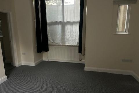 1 bedroom flat to rent, Canewdon Road, Westcliff-on-Sea SS0