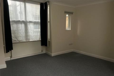 1 bedroom flat to rent, Canewdon Road, Westcliff-on-Sea SS0