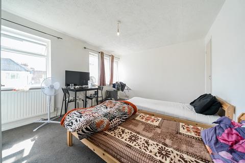 6 Waylands, Hayes, UB3 2QU