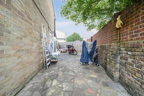 6 Waylands, Hayes, UB3 2QU