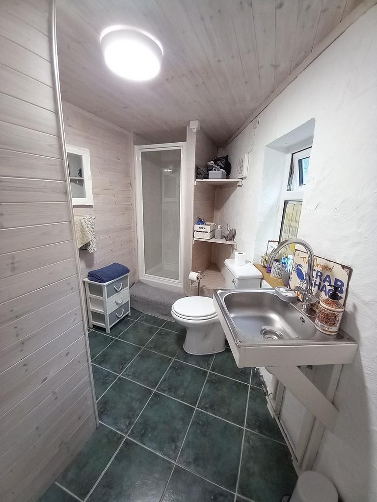 Shower/utility room