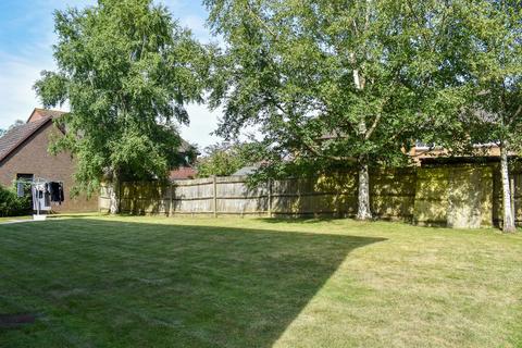 8 Charing Close, Ringwood, BH24 1FA