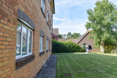 8 Charing Close, Ringwood, BH24 1FA