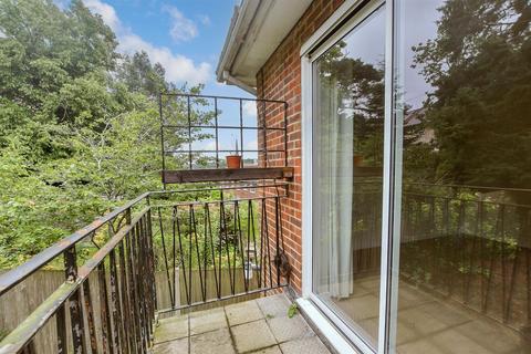 2 bedroom flat for sale, Oxford Road, Redhill, Surrey