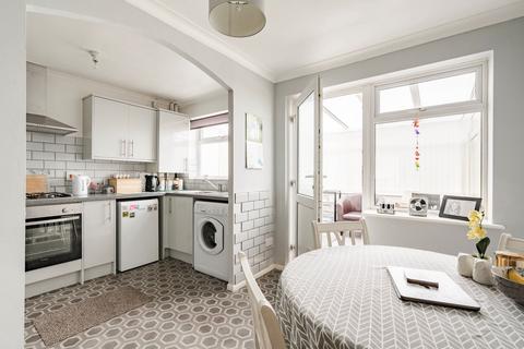 16 Brooks Drive, Scarning, Dereham, NR19 2TB