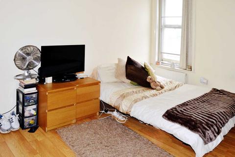 Studio to rent, High Street, Acton