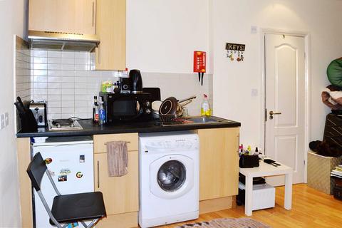 Studio to rent, High Street, Acton