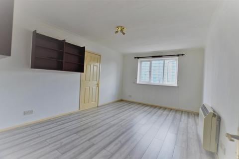 1 bedroom flat to rent, Cross Keys Close