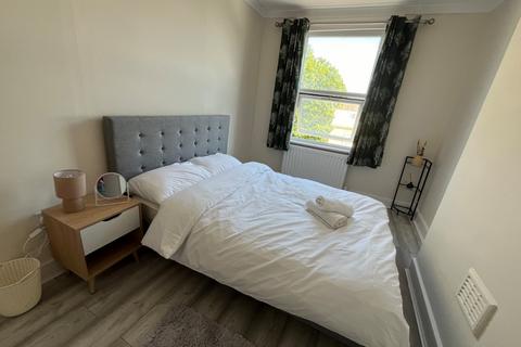 4 bedroom maisonette to rent, Kew Bridge Road, Brentford, Middlesex