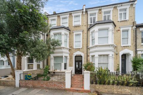 Studio to rent, Warbeck Road, London