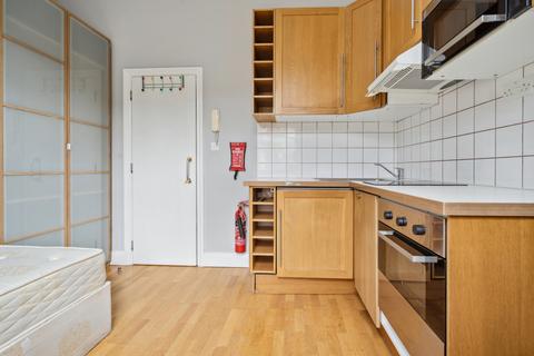 Studio to rent, Warbeck Road, London