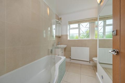 3 bedroom flat to rent, Chester Close, Chester Avenue, Richmond