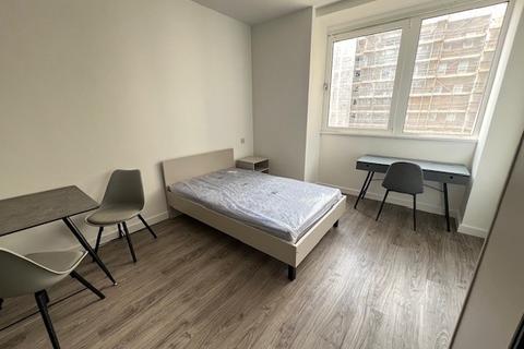 Studio to rent, City Centre