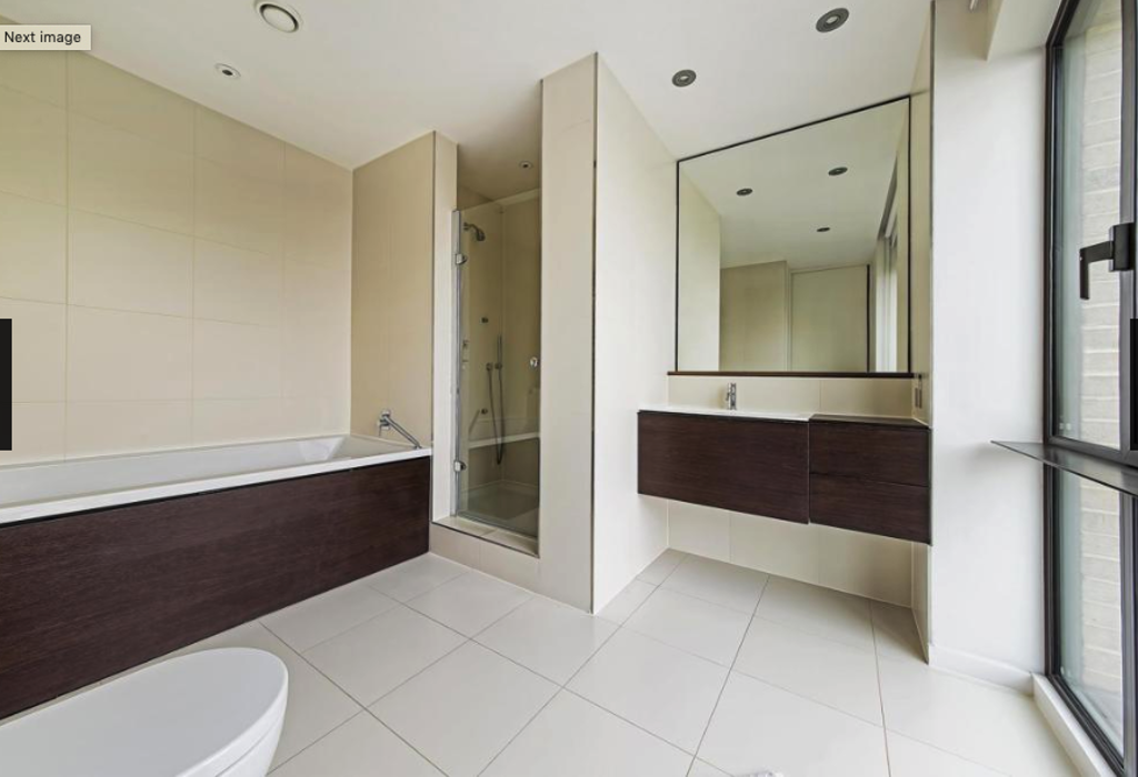 Main bathroom (en suite)