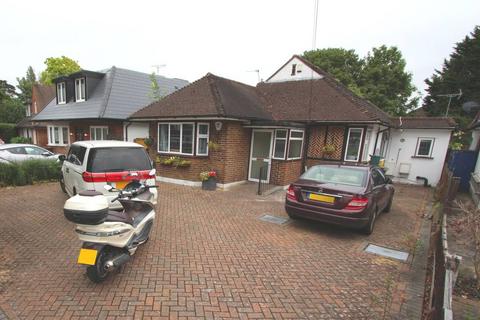 4 bedroom bungalow to rent, Salisbury Road, Worcester Park KT4