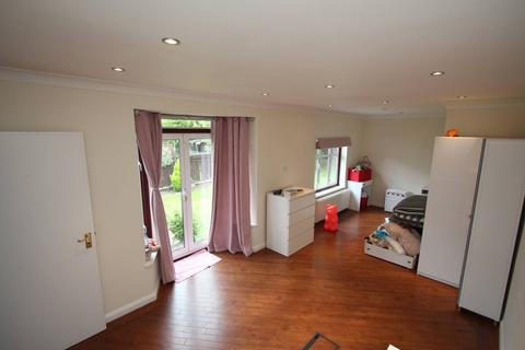 4 bedroom bungalow to rent, Salisbury Road, Worcester Park KT4