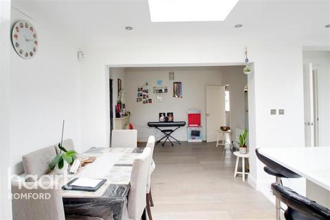 3 bedroom semi-detached house to rent, Montrose Avenue - Gidea Park - RM2