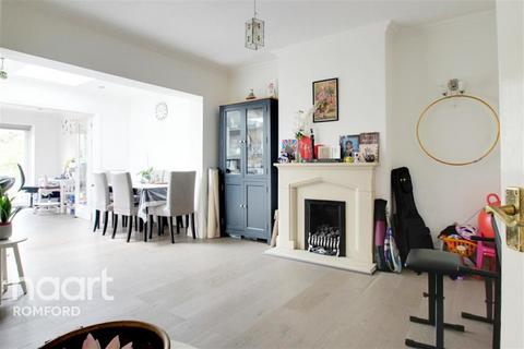 3 bedroom semi-detached house to rent, Montrose Avenue - Gidea Park - RM2