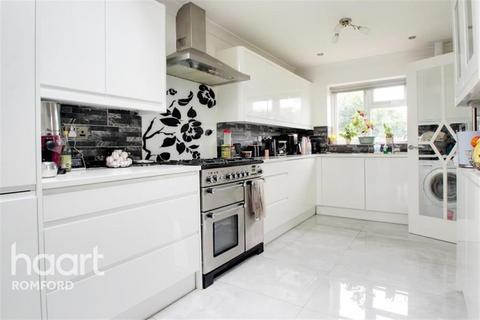 3 bedroom semi-detached house to rent, Montrose Avenue - Gidea Park - RM2