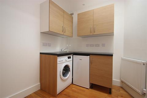 Studio to rent, Albany Road, Old Windsor SL4