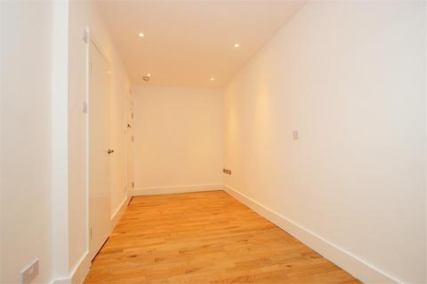 Studio to rent, Albany Road, Old Windsor SL4