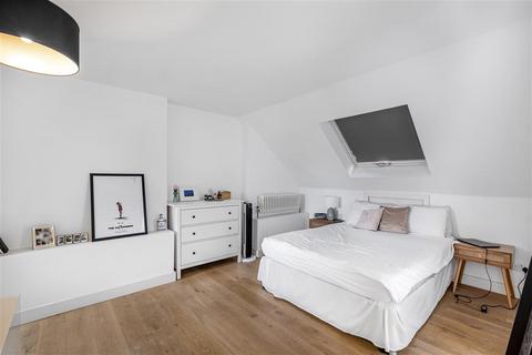 4 bedroom flat for sale, Clapham Common West Side, SW4