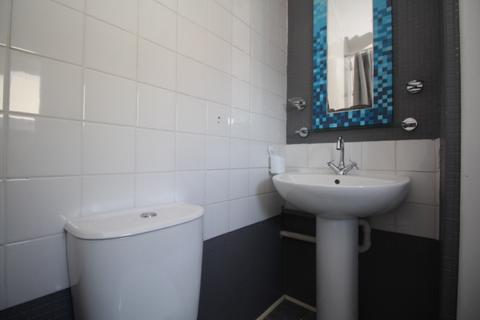 3 bedroom end of terrace house to rent, 16 Medlar Road Cumbernauld G67 3AL