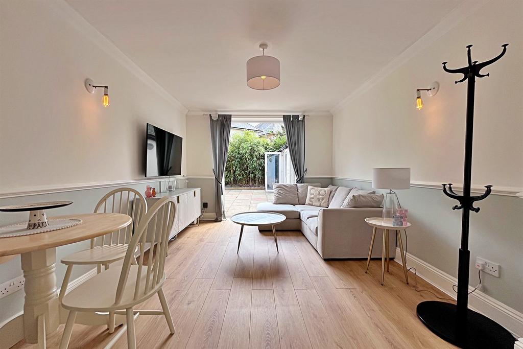 Queens Park 2 bed flat to rent £1,300 pcm (£300 pw)