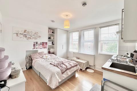 Studio to rent, London NW6