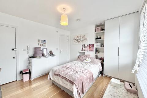 Studio to rent, London NW6