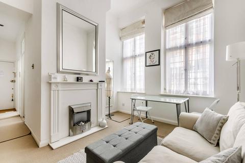 Studio to rent, Collingham Gardens, South Kensington, London, SW5