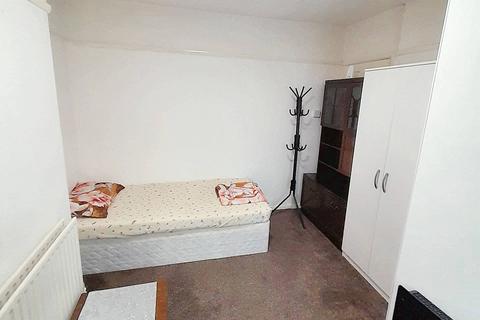 1 bedroom in a house share to rent, Stanwell Road, Feltham TW14