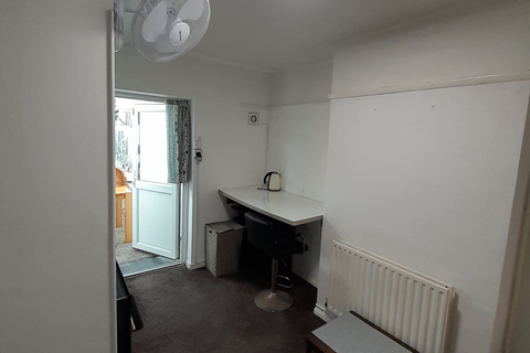 1 bedroom in a house share to rent, Stanwell Road, Feltham TW14
