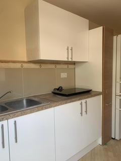 Studio to rent, Beccles Drive, Barking IG11