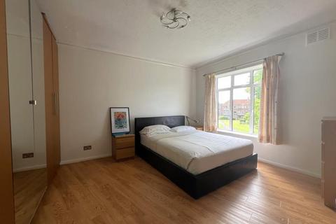 3 bedroom flat to rent, Laleham Road, Staines TW18