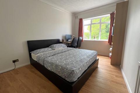 3 bedroom flat to rent, Laleham Road, Staines TW18
