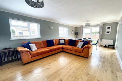 5 Downs Walk, Peacehaven, BN10 7SN