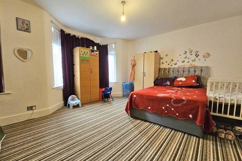 3 bedroom retirement property for sale, Fourth Avenue, London, E12 6DR