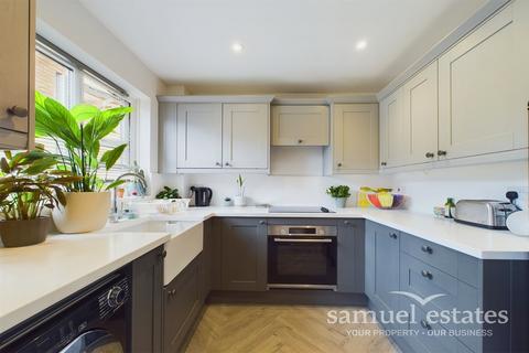 2 bedroom flat to rent, Veronica Gardens, Mitchem Eastfields, SW16