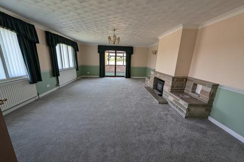 3 bedroom detached bungalow to rent, Leiston Road, Middleton