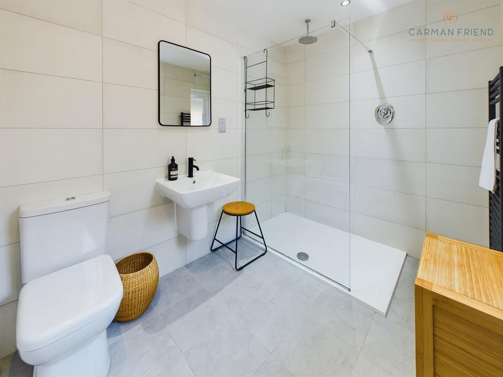 En Suite to Bedroom 1
