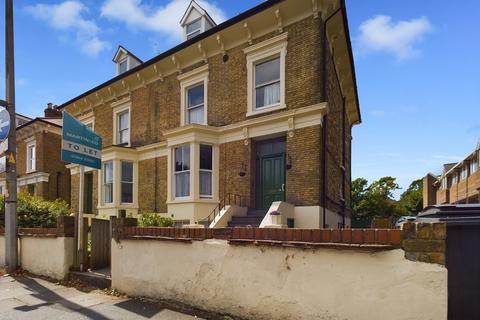2 bedroom apartment to rent, Maison Dieu Road, Dover
